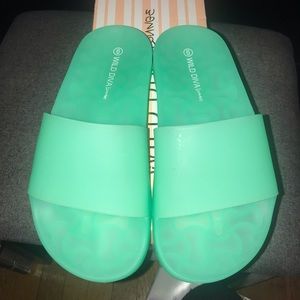 Fashion nova slides